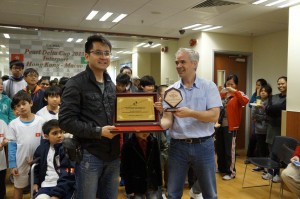 Exchanging plaques between Macao Chess Federation and Hong Kong Chess Federation