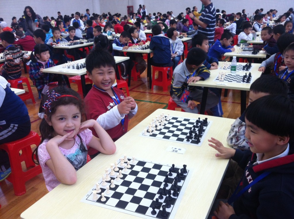 Mei Jing before Round 11 (saving her smiles for after the game: her quickest win in less than 5 minutes ...)