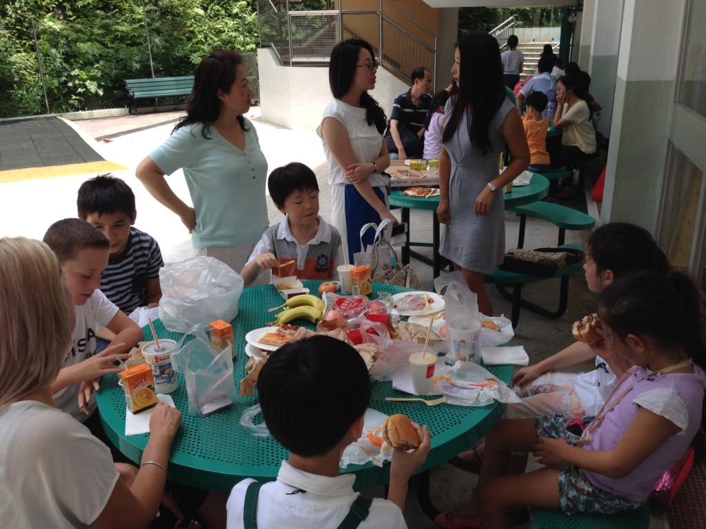 By the way: despite the late deliveray of McDonalds, lunch at the Caissa table was enjoyed in a nicely shaded area.