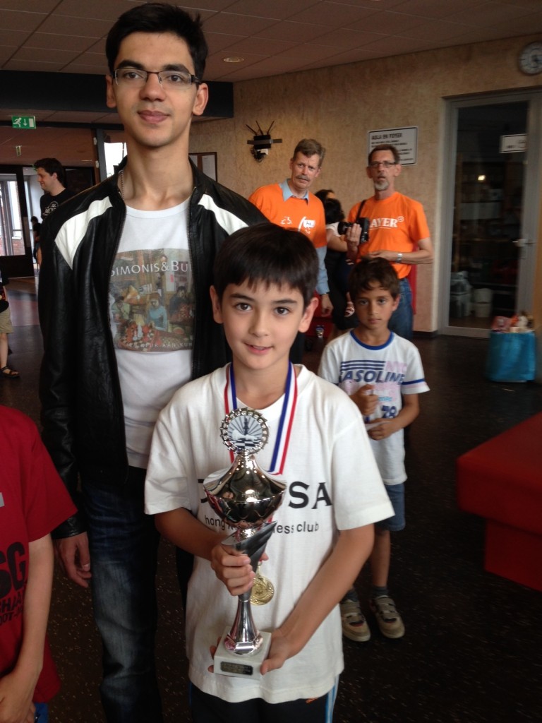 Anish Giri, top 15 Grandmaster in the world and the best Dutch chess player handed out the prizes.