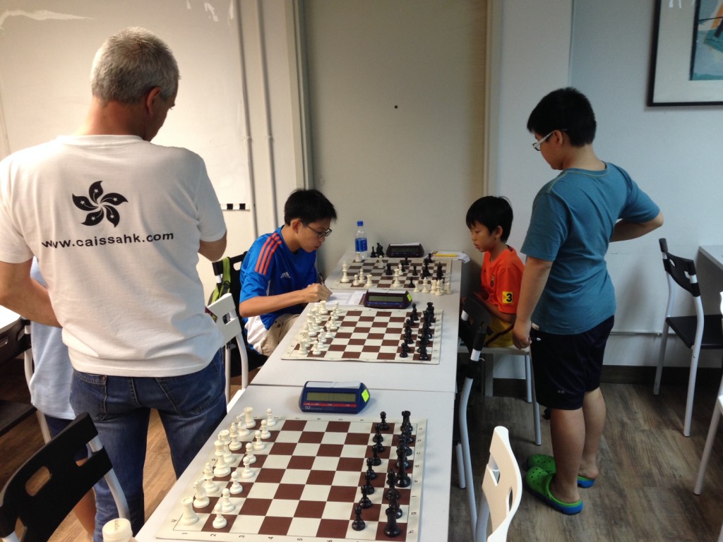 The important game between Benjamin and James watched by coach Michel and Ronald